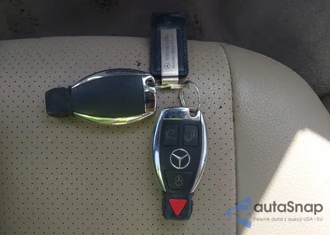 2010 Mercedes-Benz C 350 Sport z USA, uszkodzony, nr VIN WDDGF5GB2AF488843